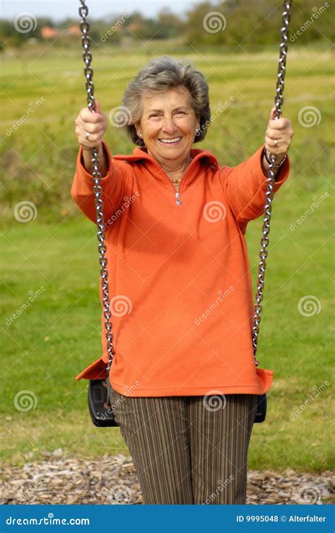 hogere vrouw op een swinger stock foto image of gelukkig leeftijd 9995048