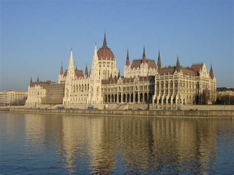 Budapeştede gezilecek yerlerin hepsi günlük türkçe rehberli turlarımızda. Depois Falamos: Parlamento, Budapeste