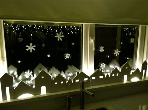 kersthuisjes met lichtjes en sneeuwsterren van lijmpistool als