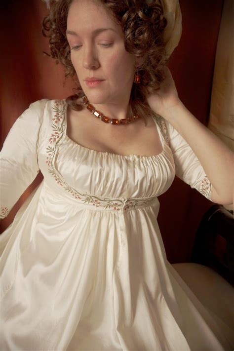 Foto in weiß, kann auch in elfenbein oder einer anderen farbe angefertigt werden. A Painted Empire Gown | Empire kleid, Hochzeitskleid, Kleider