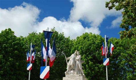 Lundi de pâques jour férié à date mobile , il n'a pas de signification en soi, mais c'est le lendemain du victoire des alliés 1945 le 8 mai célèbre la fin des combats de la seconde guerre mondiale en. Date et jour du 8 Mai en France : la Victoire des Alliés ...