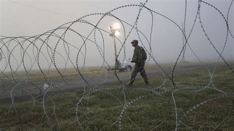 Texas Refuerza La Valla De Alambre De Púas En La Frontera Con México