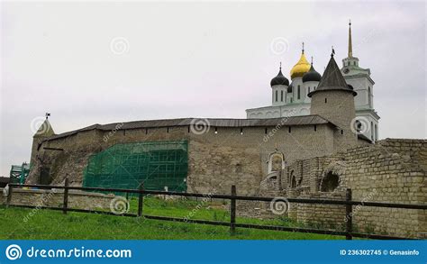 Den Ortodoxa Kyrkans Katedral I Poskov Dovmontstaden Fotografering F R