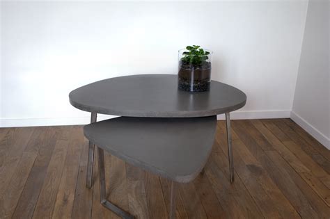 Petite table basse beton cire gris anthracite et pieds colores. Tables basses et tables repas avec plateau en béton ciré ...