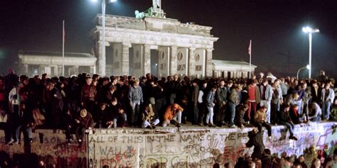 Its Been 25 Years Since The Fall Of The Berlin Wall These 16 Photos Tell The Story Huffpost
