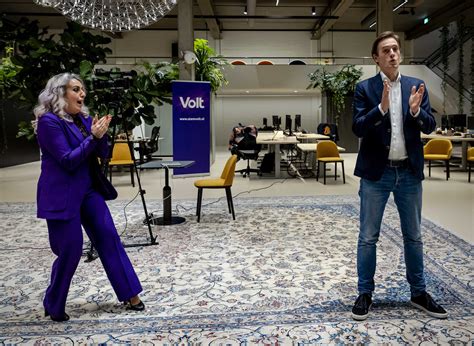 Laurens dassen van volt vierde zijn kamerzetel met een klein feestje. Volt, zwierige kosmopolieten met de gunfactor: 'De partij ...