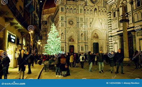 Florence Italy December 26 2018 Christmas Tree In Crowded Place