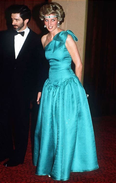 Lady Diana Ses 10 Robes Les Plus Iconiques Décryptées En Chiffres Vogue Paris
