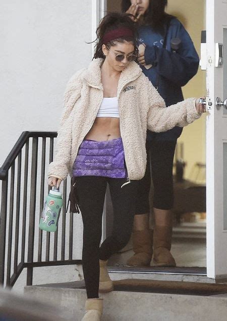 Sarah Hyland Showed Off Her Incredibly Toned Abs After A Solo Pilates Session Glamour Fame
