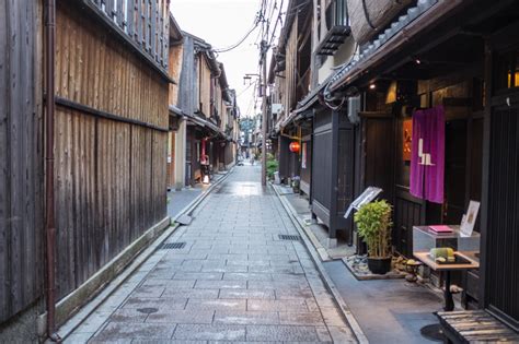 Hanami lane (hanamikoji, see map) contains some of the most beautiful traditional architecture in the district. Kyoto: The Geisha District Of Gion - The City Lane