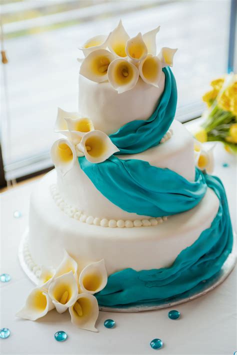White Sugar Calla Lily Decorated Wedding Cake