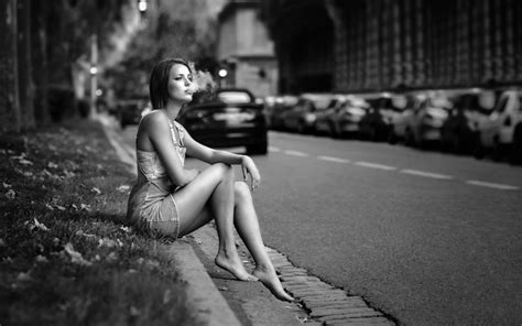 Wallpaper Toulouse Monochrome Urban Women Outdoors Barefoot Model 2000x1250