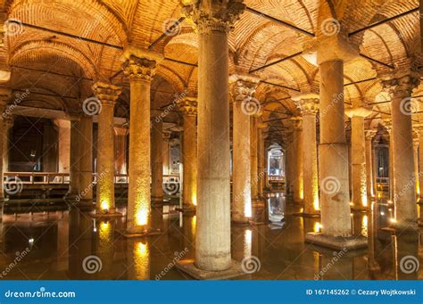 Interior De La Cisterna Bas Lica Yerebatan Sarayi Estambul Turqu A Foto De Archivo Imagen De