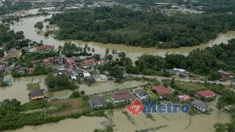 Menjelang musim tengkujuh, tangga krai turut dijadikan sebgai tempat menyukat aras air. Mangsa banjir Kelantan kembali meningkat | Harian Metro