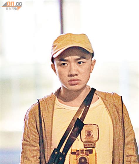 Wén.dí shēng dú chóu chàng. 王祖藍激動講電話 - 太陽報