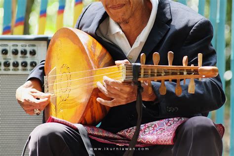 Musik tradisi memiliki karakteristik khas, yaknisyair dan melodinya menggunakan bahasa dan gaya. Perbedaan Musik Tradisi Dengan Musik Masa Kini - Wulan
