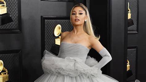 Ariana Grande Bezaubert Bei Den Grammys Im Cinderella Kleid