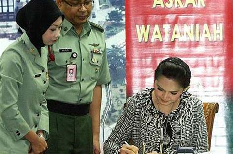 Siti Nurhaliza Bersama Lima Selebriti Serah Borang Askar Wataniah