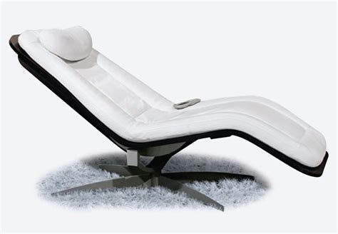 Il design di ogni divano moderno, in pelle o tessuto, raggiunge un particolare equilibrio di linee e volumi in una sintesi. Divani relax motorizzati reclinabili per pause rigeneranti