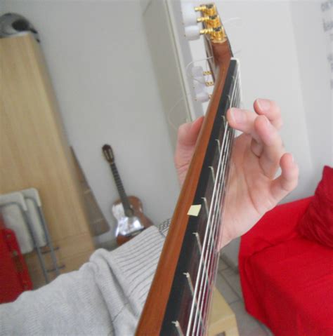 Right hand position (strumming hand) rest your upper right arm on the upper part of the guitar body, your right hand floating comfortably above the sound hole and relax your arm, wrist and hand. How to hold the guitar - duoChords