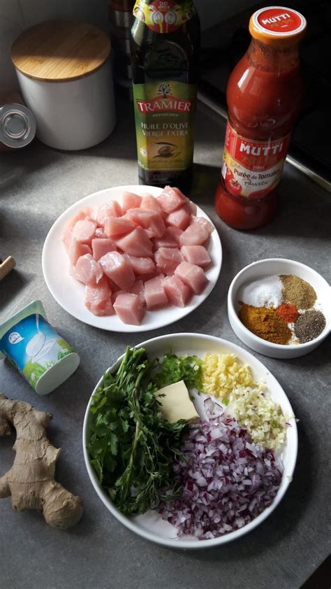 Curry de poulet à la sauce tomate riz basmati et sauce yaourt à la