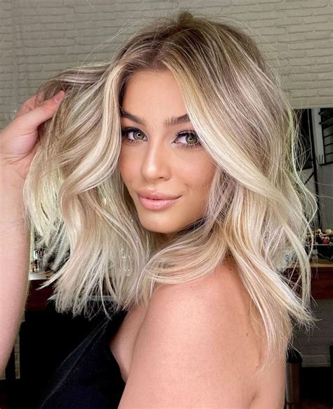 Medium Length Hairstyle With Blonde Highlights Summer Blonde Hair Blonde Hair Inspiration