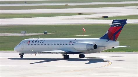 Delta Air Lines Boeing 717s Back To Back Takeoffs Detroit Metro Airport