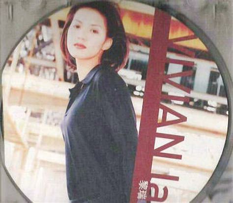 卢东尼 如告知某一些的恋爱结果会心伤 曾愉快一试何妨 如告知我的一些感觉你不会欣赏 谁共你一般思想 不知那里风向又传来了花香 再次编织心中的幻想 一人有一个梦想 两人热爱渐迷惘 三人有三种爱找各自理想 一人变心会受伤 两人愿意没惆怅 三人痛苦. 黎瑞恩音乐全集18张 成长的痕迹 所有一切，都是一种成长的痕迹，抚之怅然，但却无处追寻。