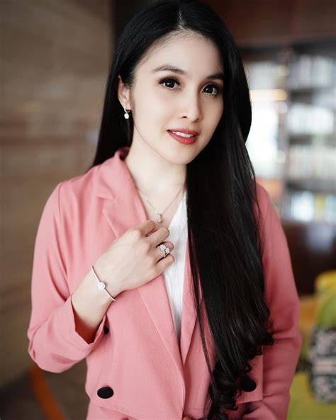 10 Potret Gorgeous Sandra Dewi Selalu Shining Shimering Splendid