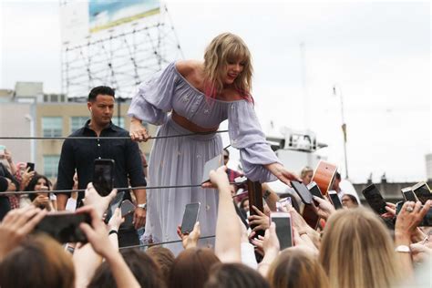 Taylor Swift Surprises Fans At The New Kelsey Montague What Lifts You