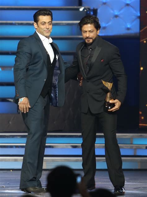 Salman Khan Hugs Shahrukh Khan On Stage After Aamir Khan Now Srk