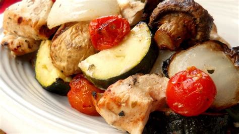 Precalienta el horno a 180ºc con se puede cocinar sin piel , es que no sólo nunca como la piel sino que tengo contramuslos ya sin la piel. Como cocinar pollo Shish Kebabs al estilo isla griega ...