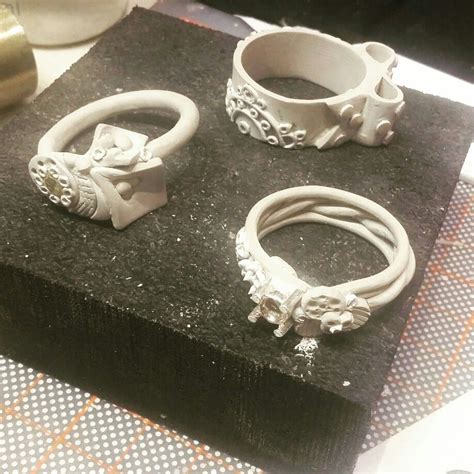 La plata es una cuidadosa selección de piezas de joyería reunidas en un catálogo. Pin de Joyería Mexicana en Art clay México | Joyeria de ...