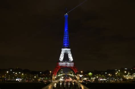 Attentats La Tour Eiffel Rouvre Illuminée Aux Couleurs Tricolores En
