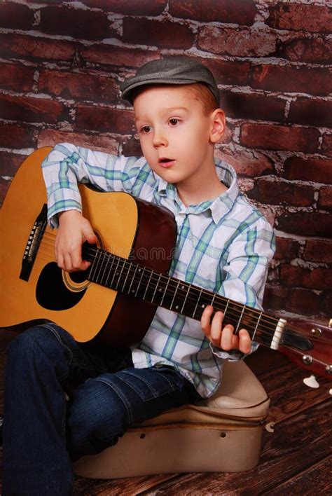 Niño Pequeño Que Toca La Guitarra Foto De Archivo Imagen De Poco