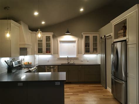 10 White Upper Cabinets Gray Lower