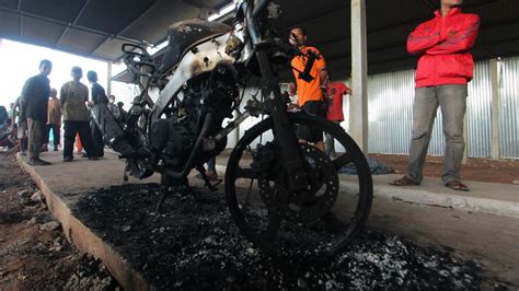 Indonesia Fireworks Factory Explosion Kills At Least 47 Cnn
