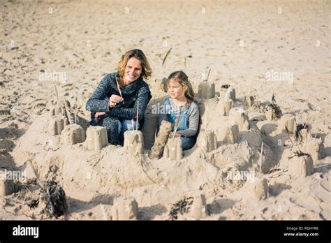 M Re Et Fille La Construction D Un Ch Teau De Sable Sur La Plage Photo Stock Alamy