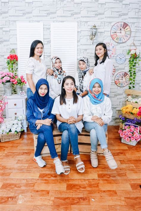 Di ajak wik wikkk pacar temen awalnya curhat ,endingnya mengejutkan. Baju Couple Bareng Temen : 18 Inspirasi Kebaya Seragam ...