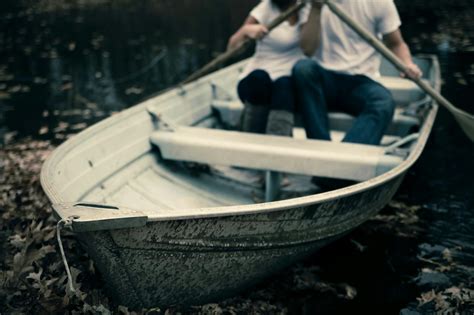 mann und frau sitzen auf boot das paddel hält · kostenloses stock foto