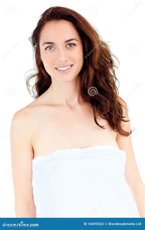 Leuke Spaanse Vrouw Met Een Handdoek Bij Lichaam Het Glimlachen Stock