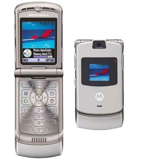 The home screen shows the standard battery level, volume level, signal level, bluetooth activity, carrier name, and date that you expect from a normal phone. Motorola Razr gør måske comeback - MereMobil.dk