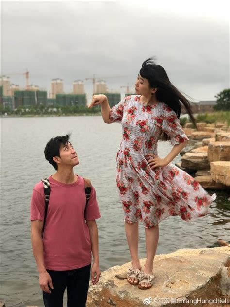 Jun 18, 2021 · 江宏傑、福原愛2018年參加實境秀《幸福三重奏》，一句「每天親我100下」不知虐死多少單身狗，想不到如今福原愛無情拋夫、棄子。小孟老師幫兩人抽到的塔羅牌為「寶劍x」正位，顯示感情已無法復合，此牌也透露出女方似乎1年前就桃花在外，此桃花非常主動，且某方面能滿足女生。 被福原愛訓話？ 江宏傑：老婆大人妳是對的 - 體育 - 中時電子報