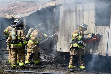 Neighbor Spots Mobile Home On Fire Firefighters Quickly Knock Down The