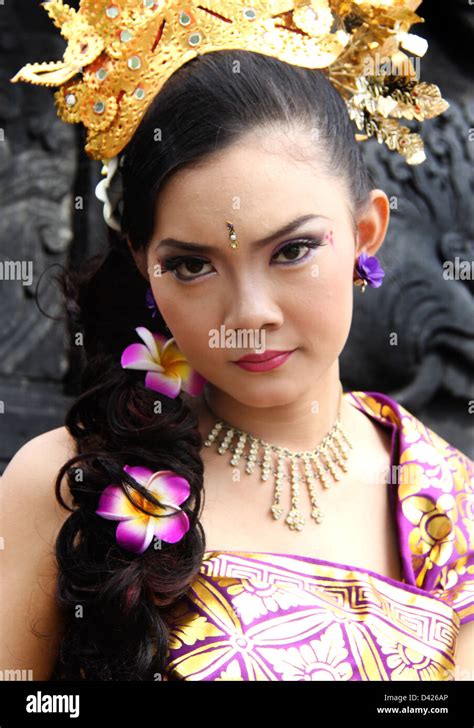 bali bali indonesien indonesien mädchen traditionelle kultur mädchen kunst stockfotografie alamy