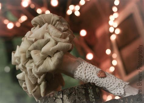 Redneck corn husk wedding bouquets. Corn husk, simple, wedding bouquet ~ another stem finish ...