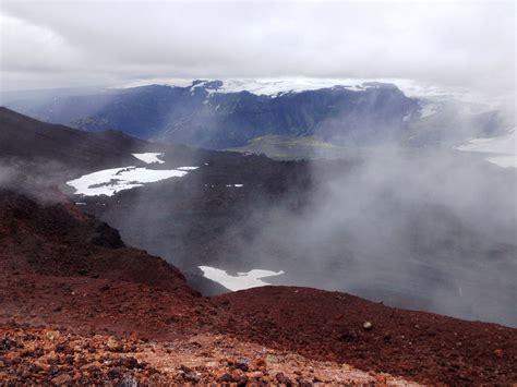 Der vulkan fagradalsfjall in island mit einer höhe von 385 metern, der seit 900 jahren inaktiv war, ist in der nacht auf samstag ausgebrochen. Vulkanbesteigung | Vulkan, Island