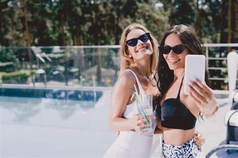 Yüzme Havuzu Yakınında Selfie Çekerken Mayo Seksi Telifsiz Fotoğraf Ve Stok Görsel