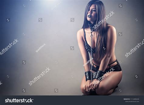 Sexy Submissive Slave Woman Kneeling Photo De Stock Modifiable 1112489249