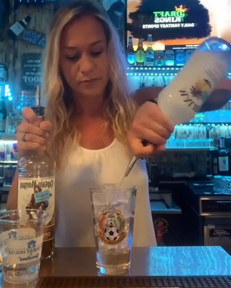 Bartender Requests This Woman Gives Interesting Insight Into The Life Of A Bartender 🍸🍹 By